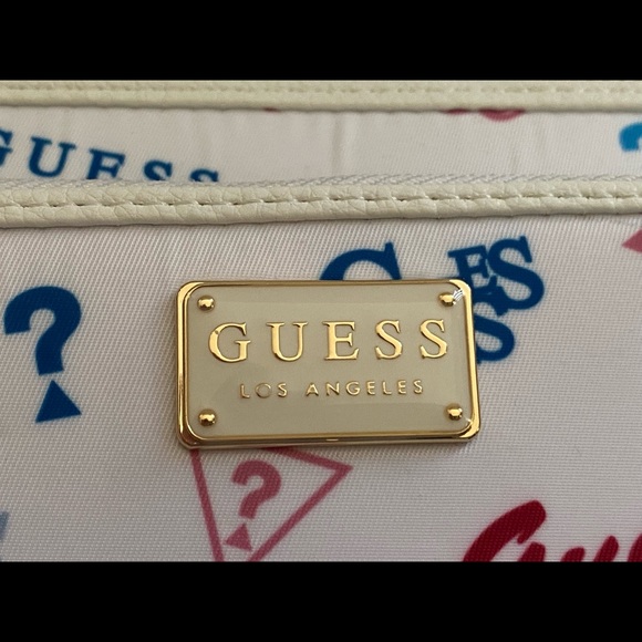 New GUESS Women’s White logo wristlet - Picture 2 of 6